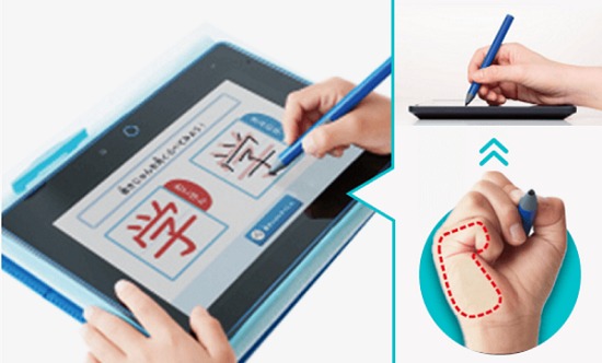 チャレンジパッドネクストで画面に手をついて漢字を書く写真